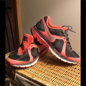 Woman’s Nike Airmax   9.5